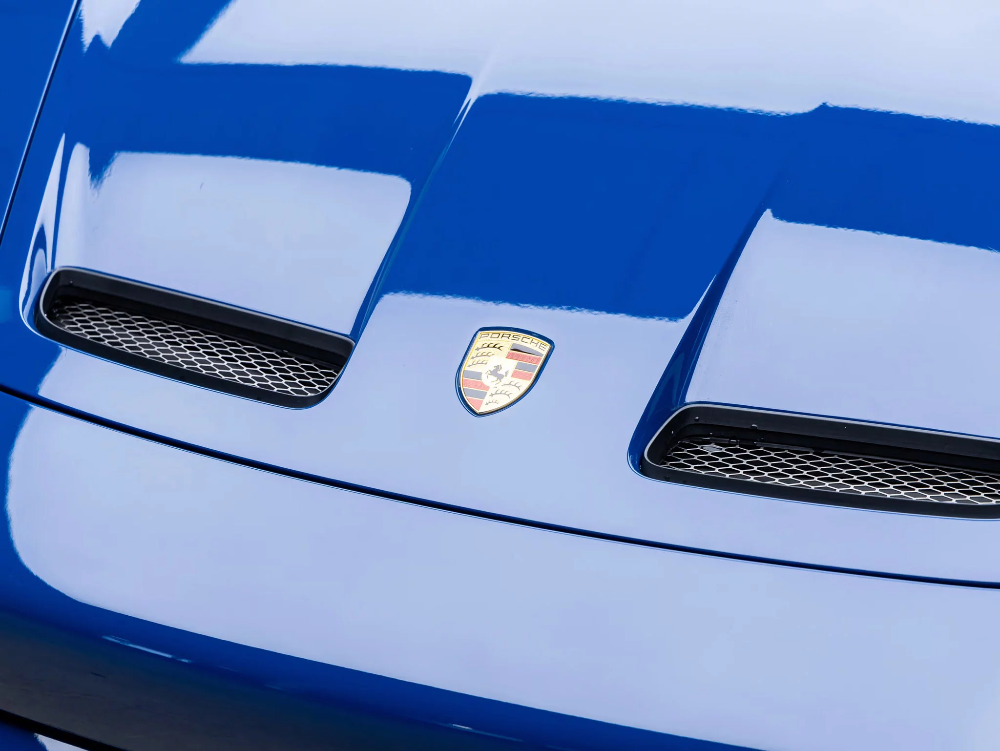 Pantone 296C Porsche 911 GT3