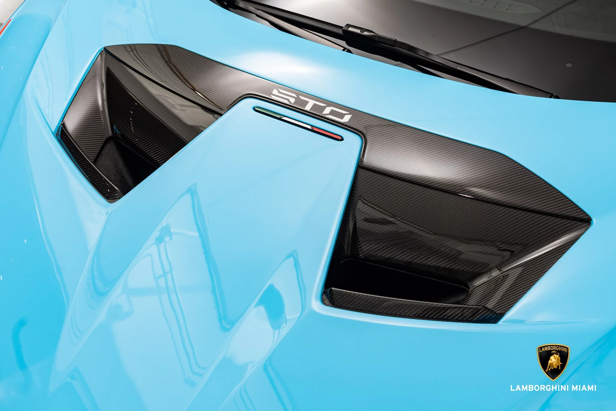 Blu Laufey Lamborghini Huracán