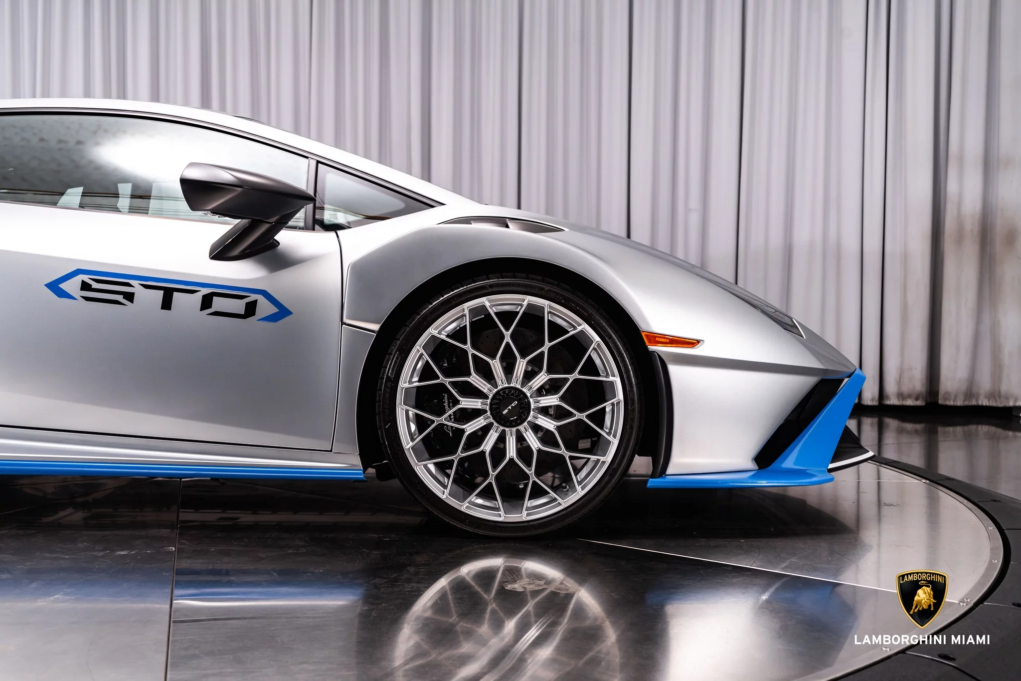 Grigio Artis Lamborghini Huracán