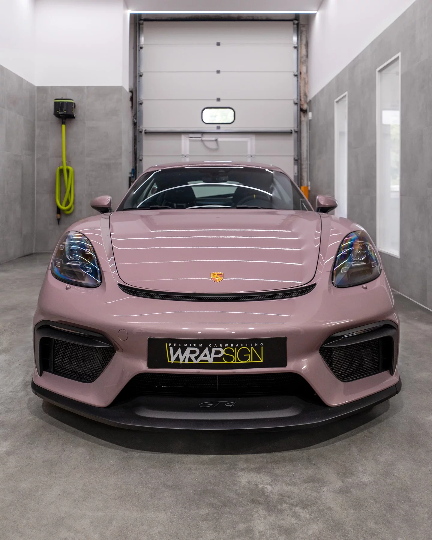Frozen Berry Metallic Porsche 718 Cayman GT4