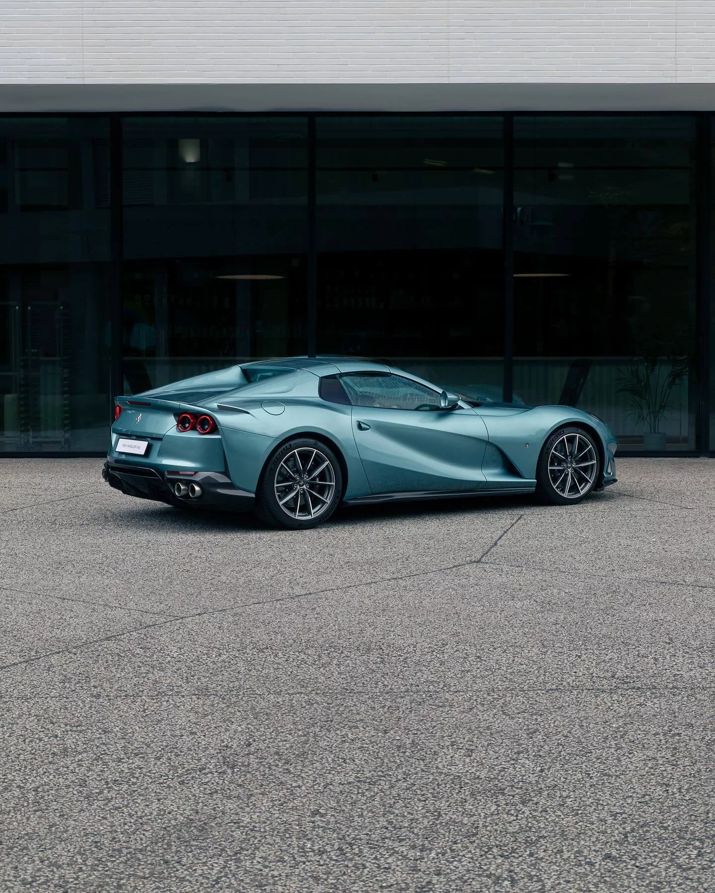 Celeste Ferrari 812
