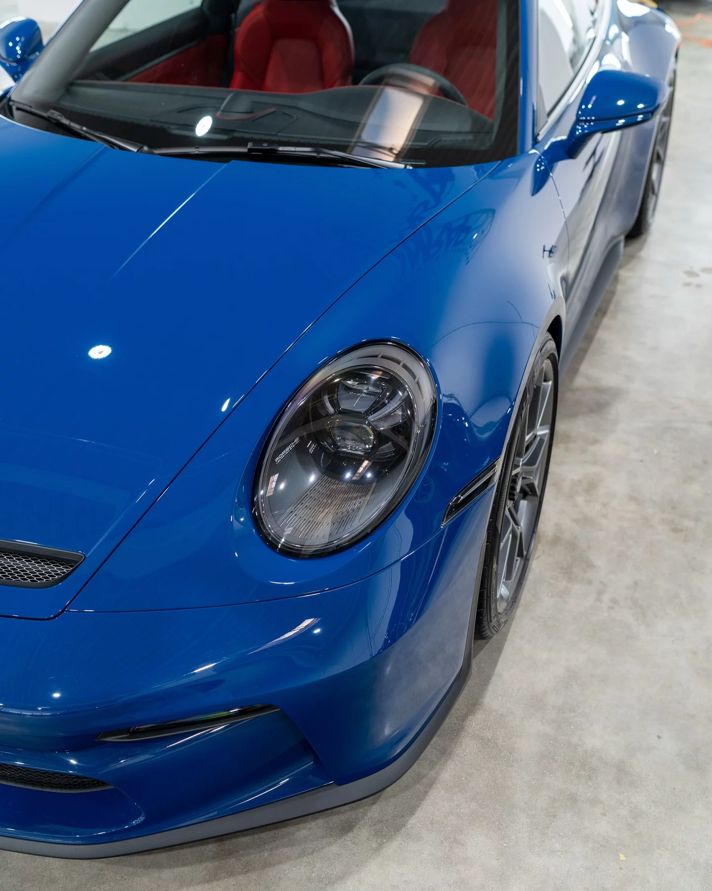 Pantone 296C Porsche 911 GT3