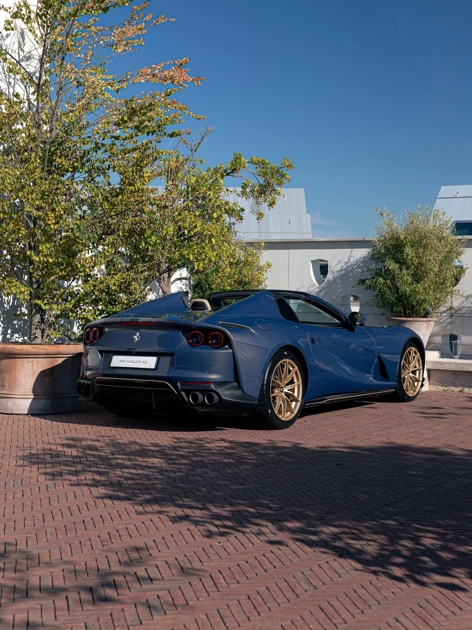 Blu Elder Ferrari 812