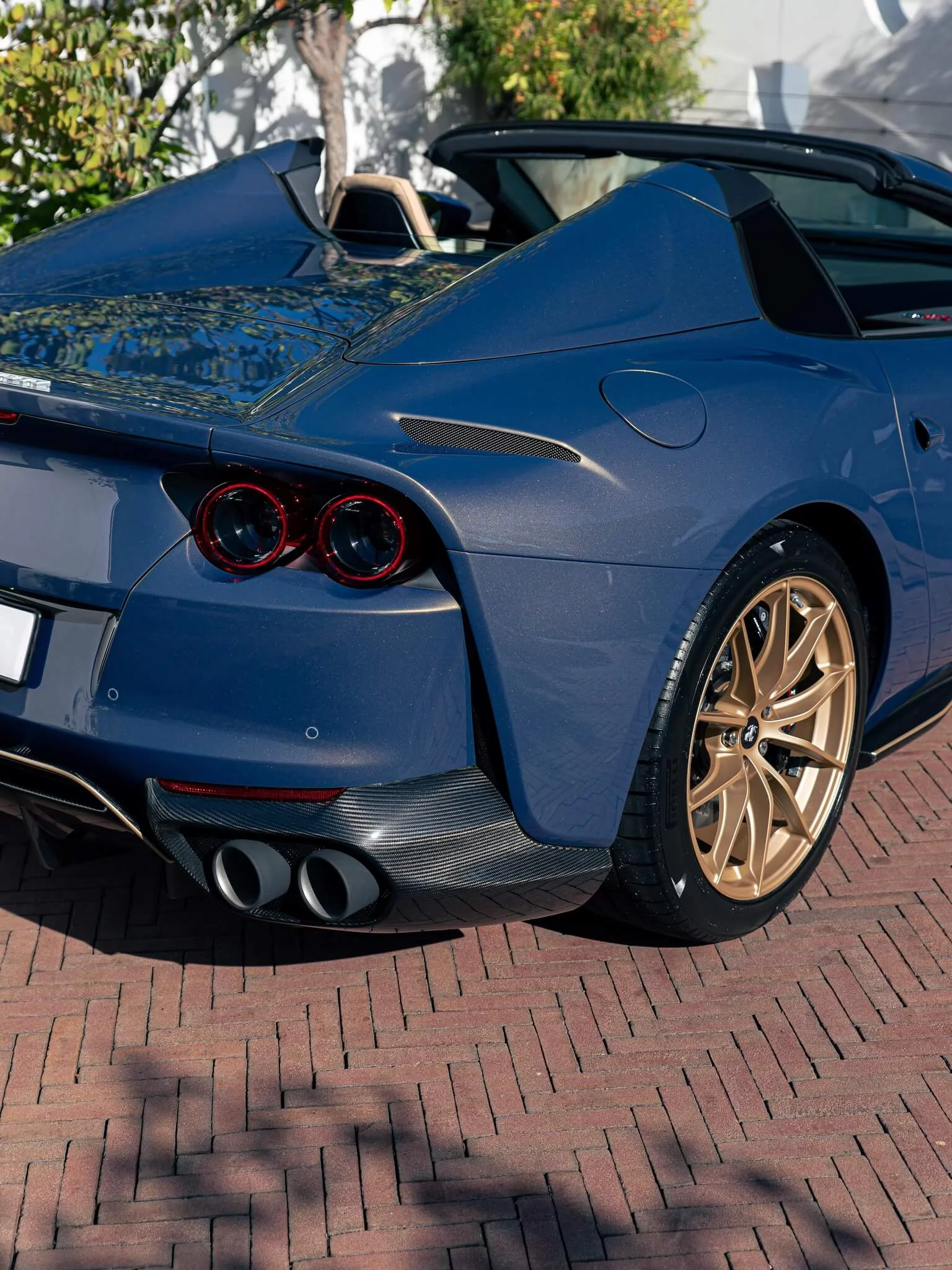 Blu Elder Ferrari 812