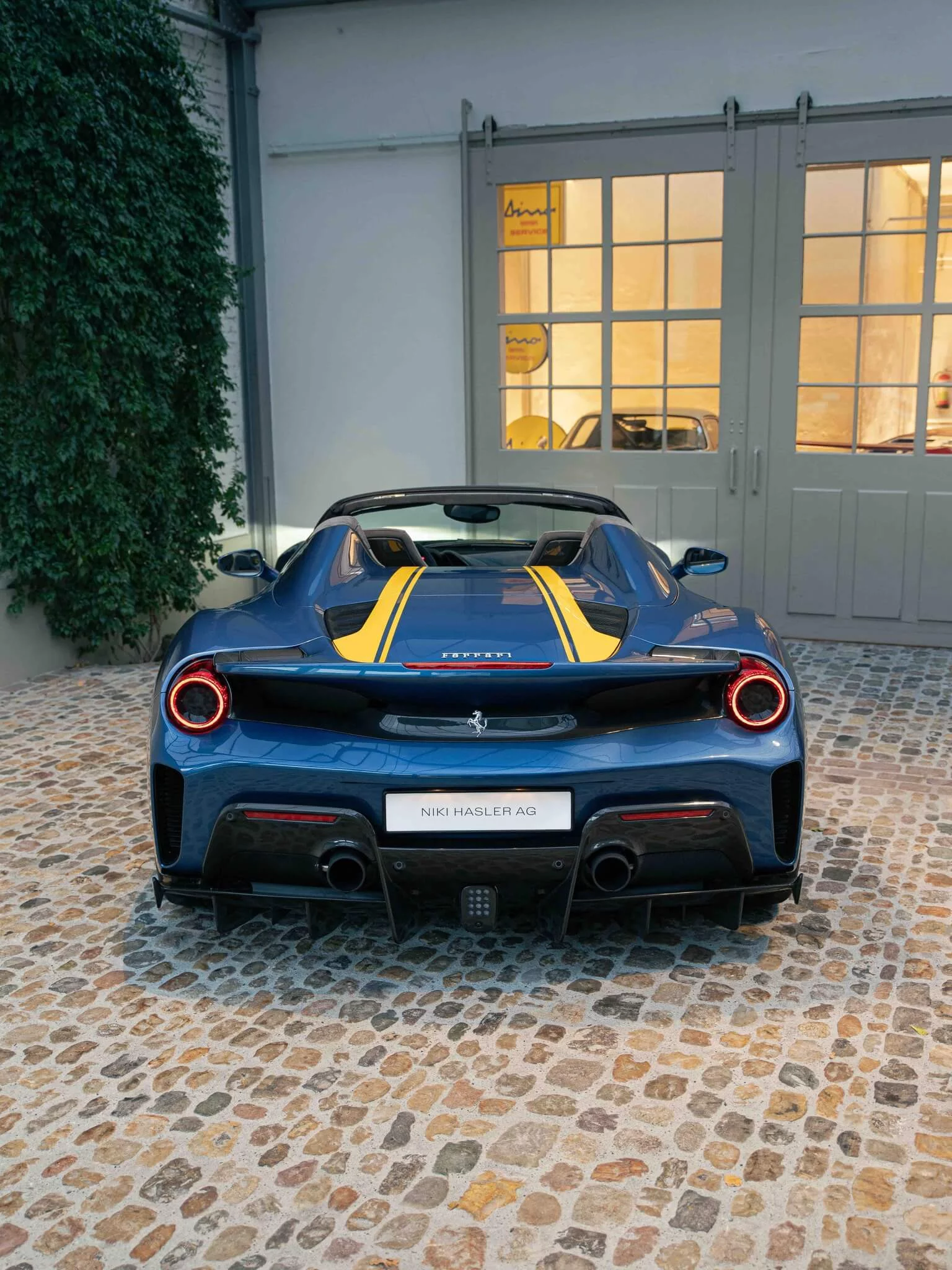 Blu Mirabeau Ferrari 488