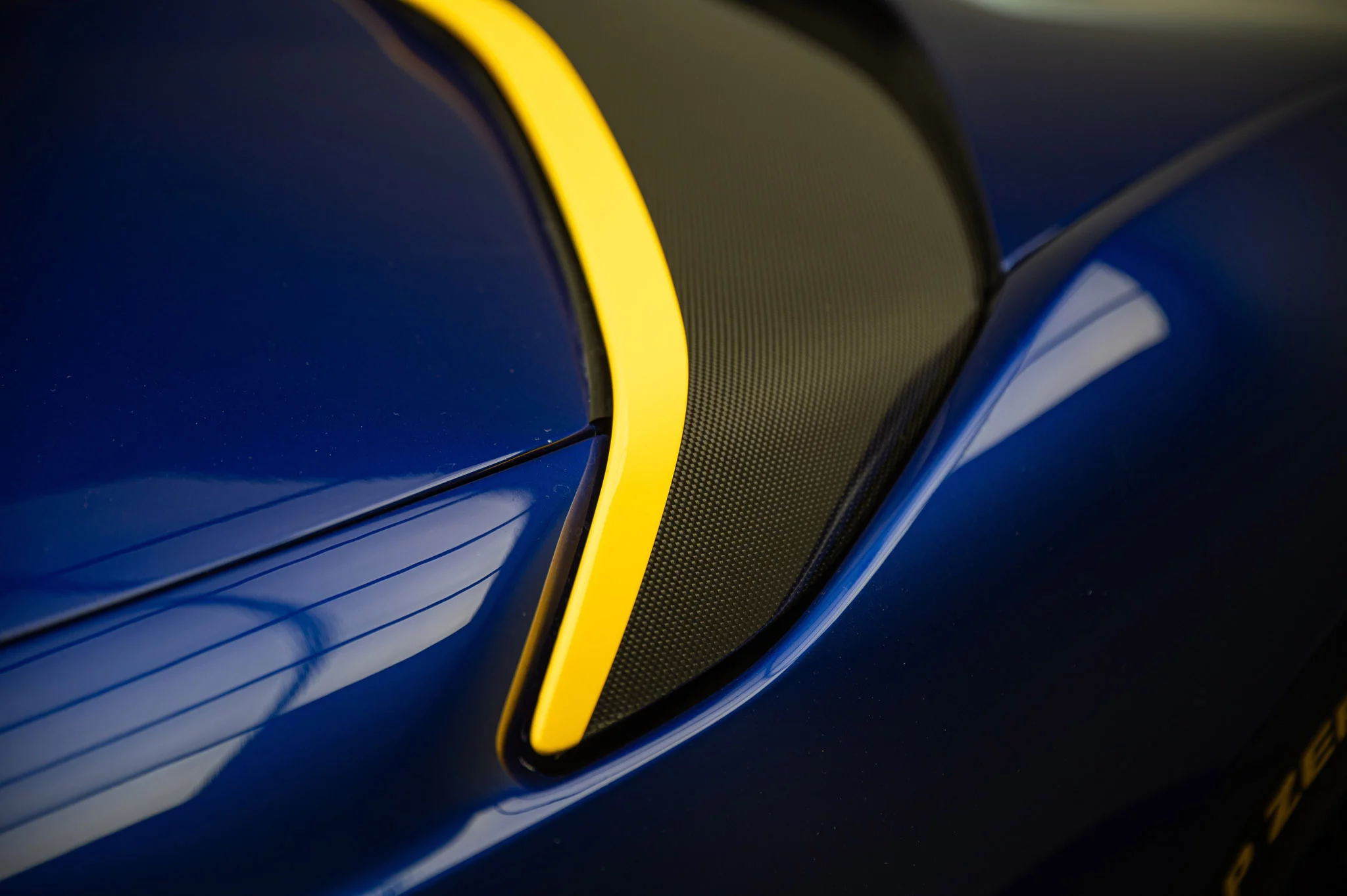 Blu Elettrico Ferrari 812