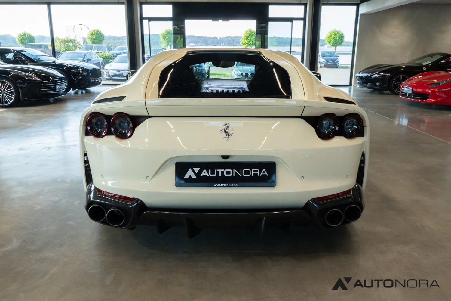 Avorio Ferrari 812