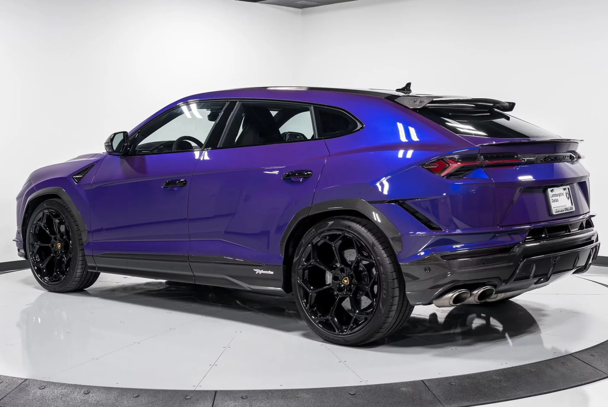 Viola Mithras Lamborghini Urus