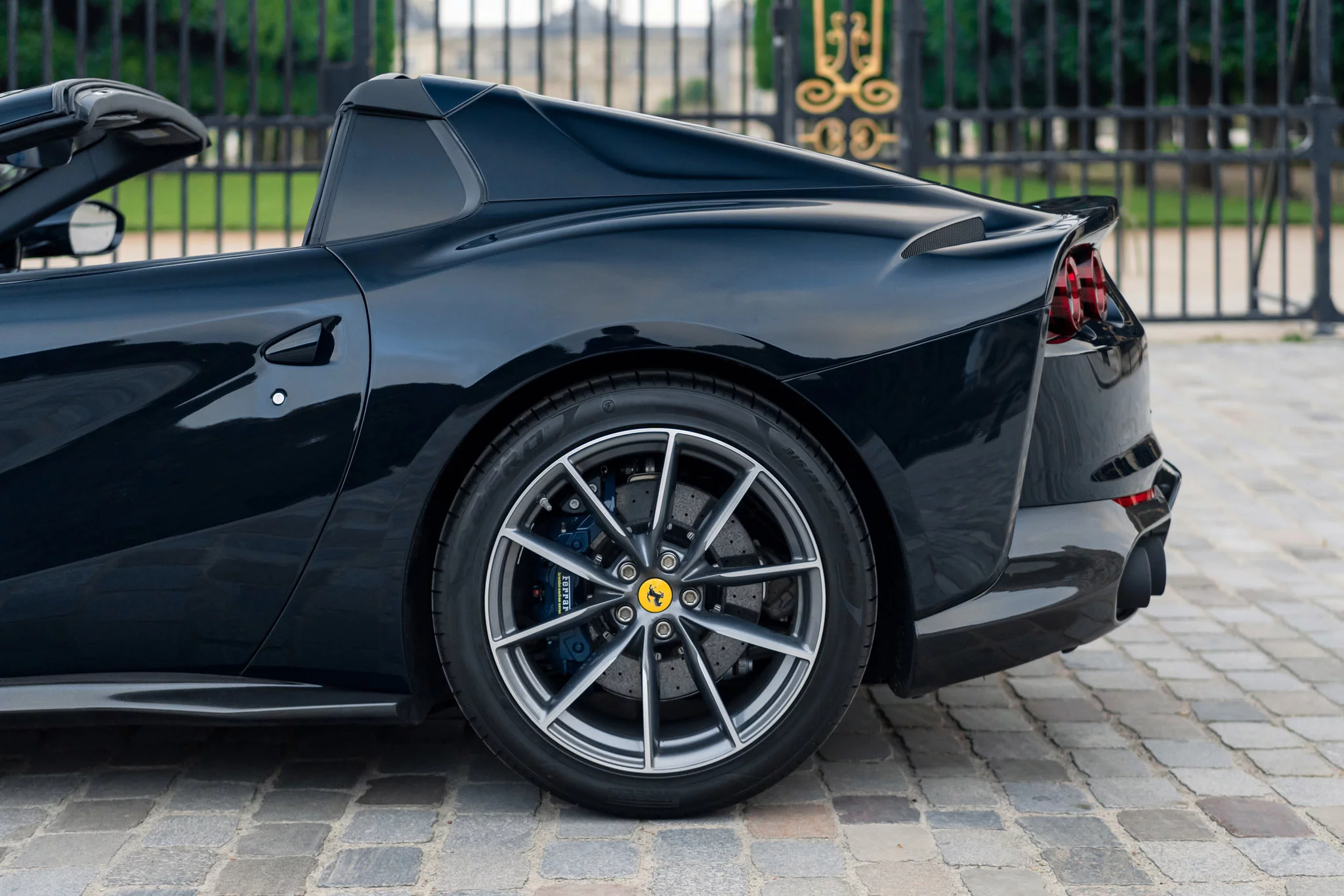 Blu Ultrascuro Ferrari 812