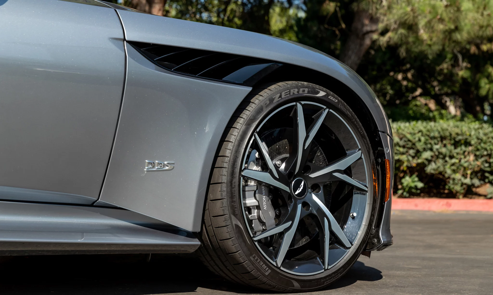 Grigio Titanio Aston Martin DBS