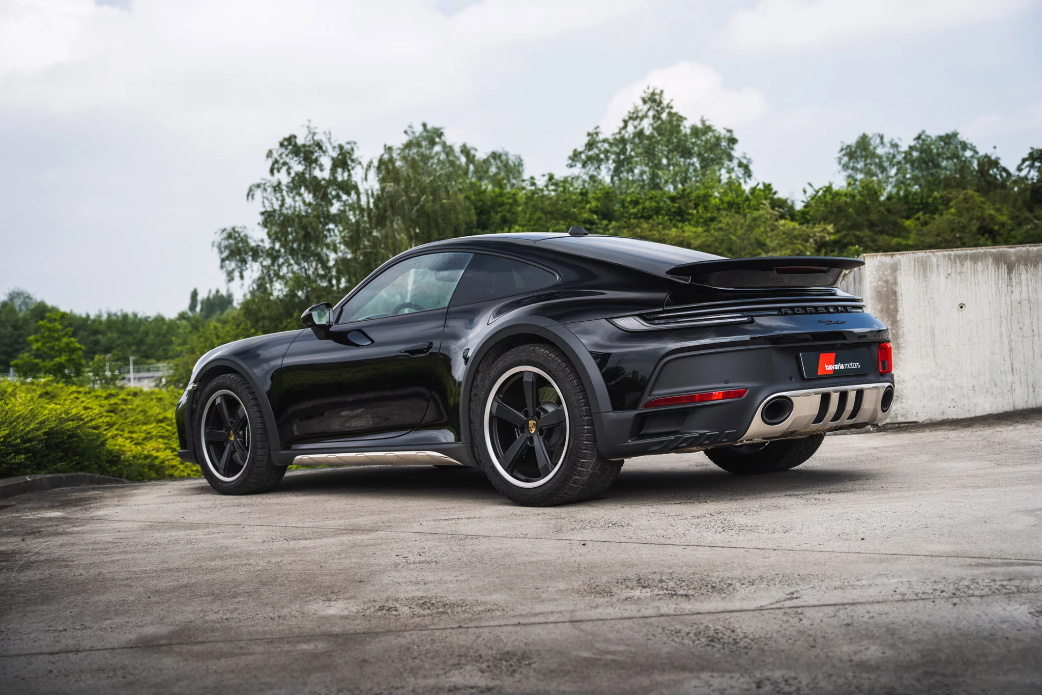 Black Porsche 911 Dakar