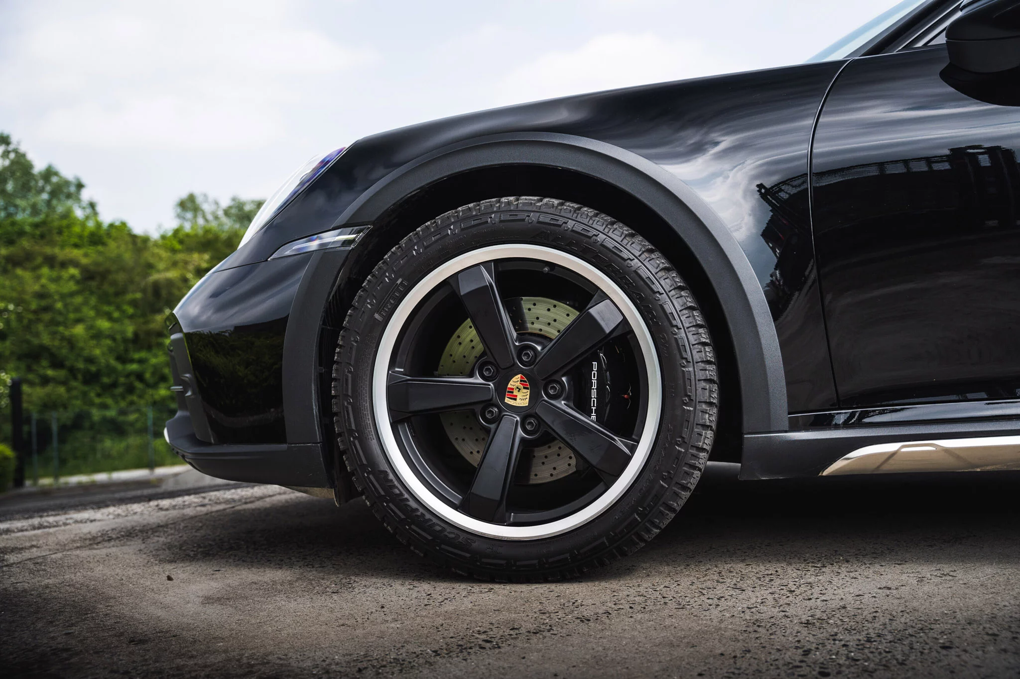 Black Porsche 911 Dakar