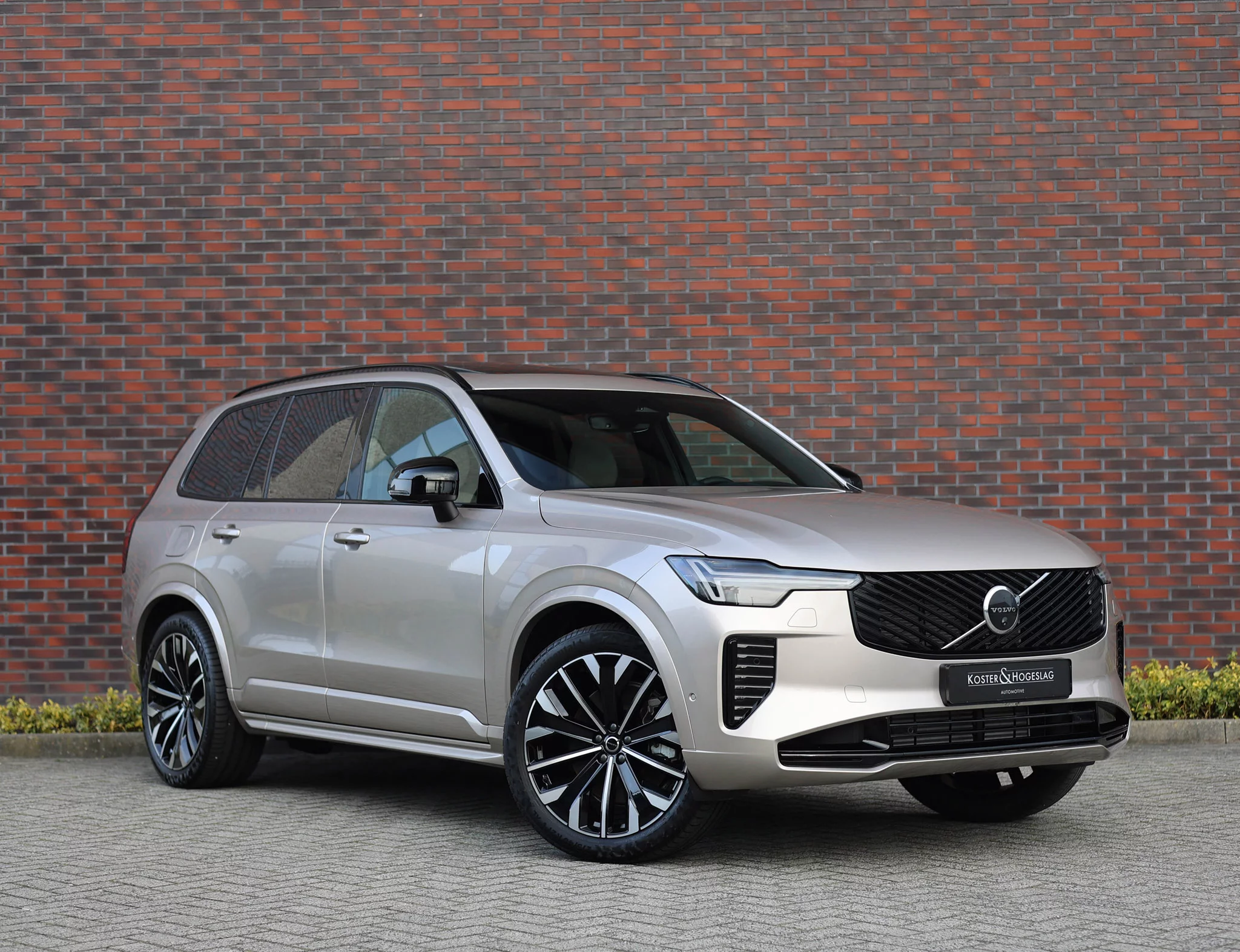 Bright Dusk Volvo XC90